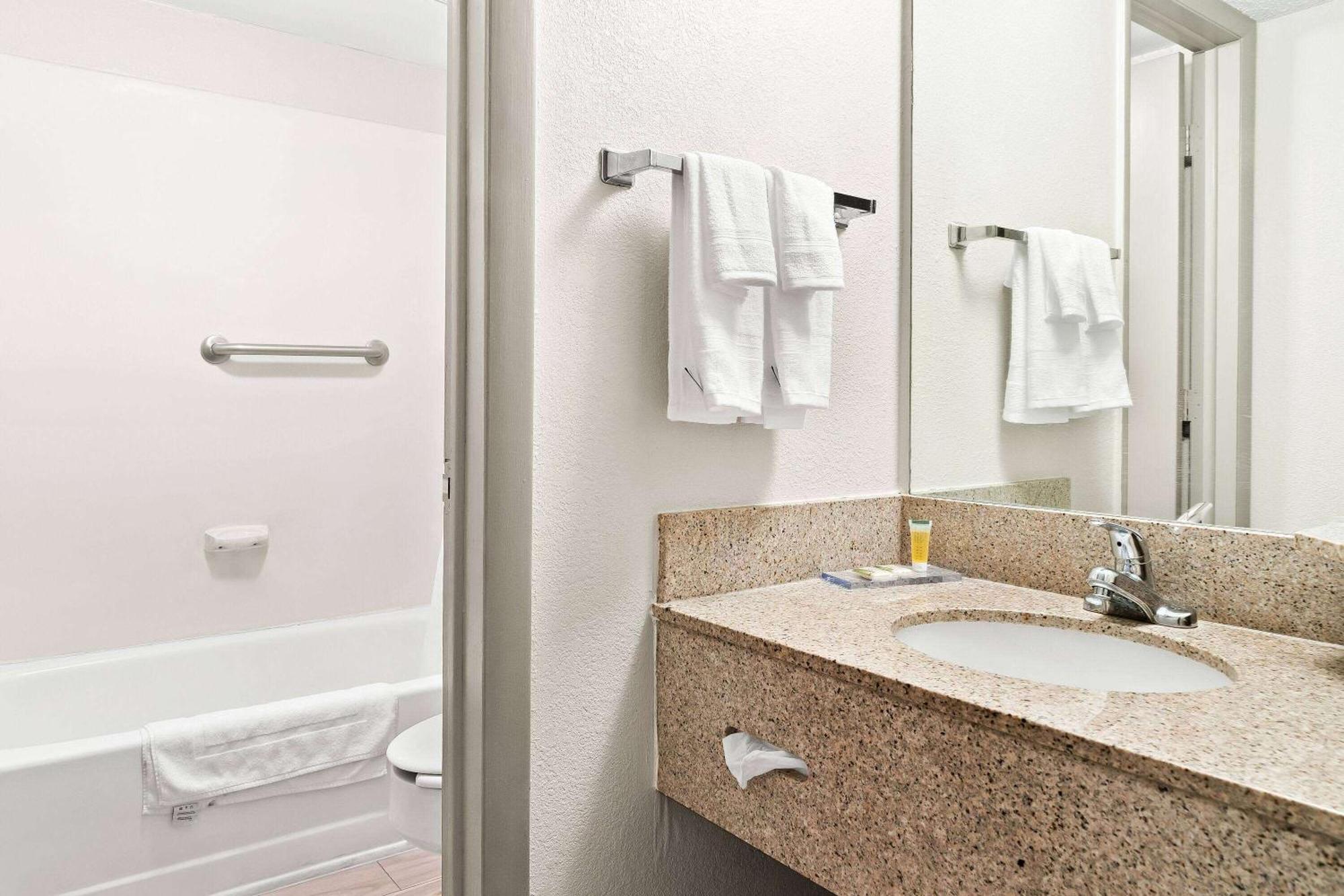 Days Inn & Suites By Wyndham Warren Ngoại thất bức ảnh