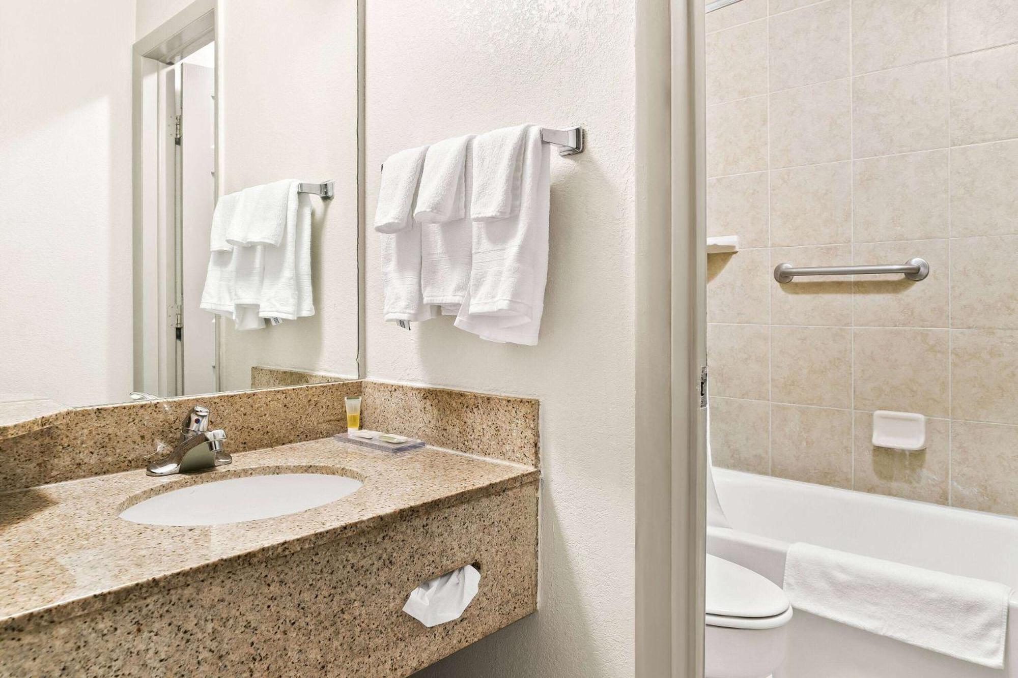 Days Inn & Suites By Wyndham Warren Ngoại thất bức ảnh